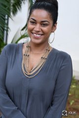 Mumaith Khan at Thikka Movie Motion Poster Launch
